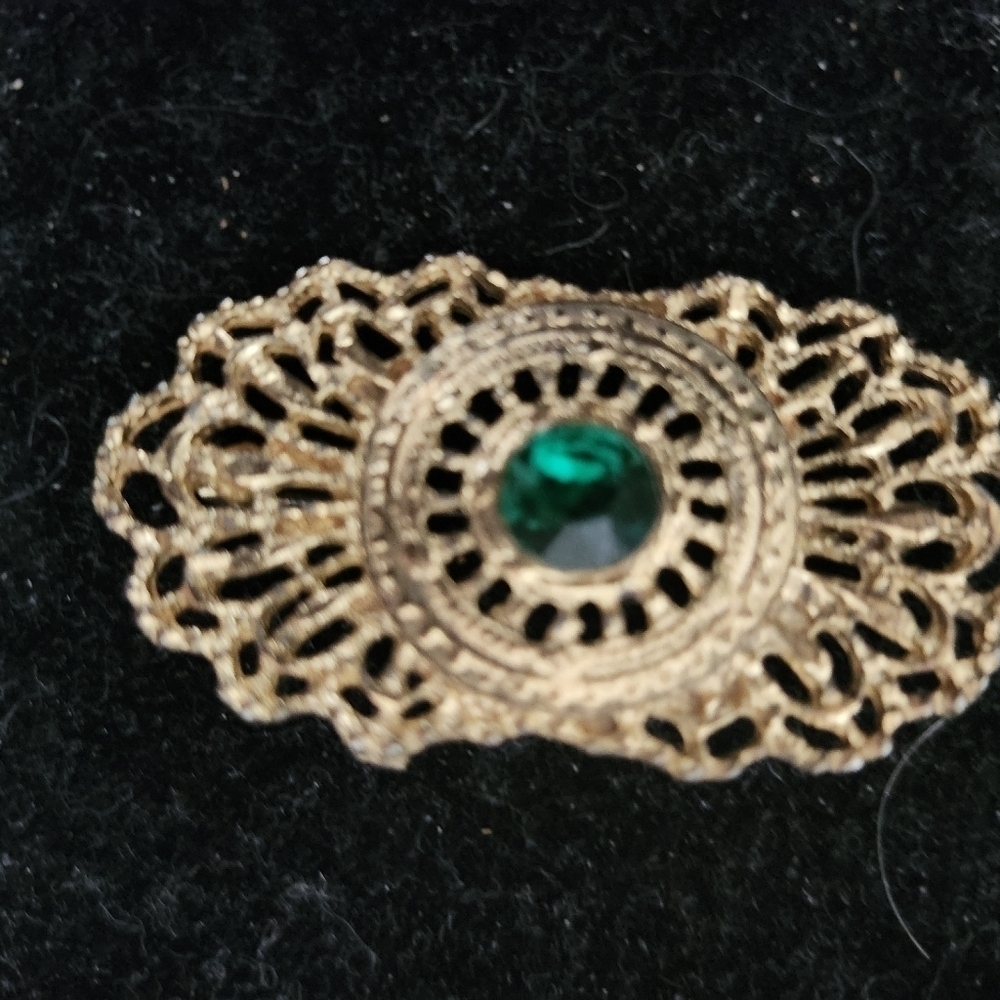 Vintage brooch in a gold faux filigree setting